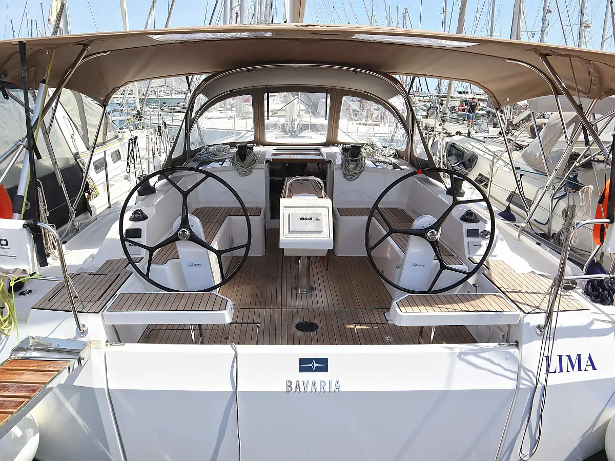 Bavaria C42 (3 cab.)